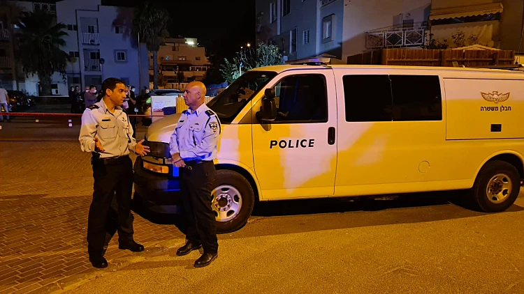 אישום: הפר את מעצר הבית – והלך להשליך רימון על ביתו של מפקד כלא | חדשות 13