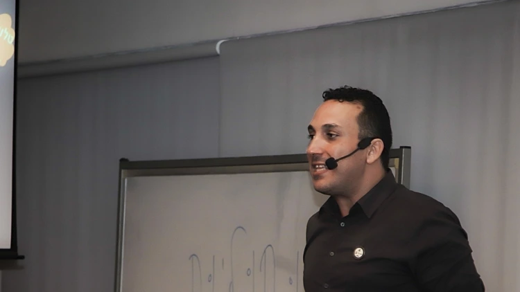 שמעון קסלסי בזמן הרצאה באני אגדה