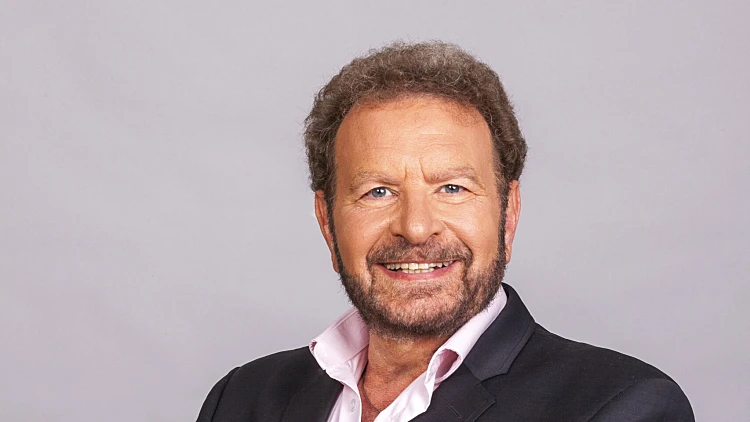 "אתה יודע מתי יש לך משהו טוב ביד". דודו פישר חוזר לבמות ולזיכרונות מקדם האירוויזיון