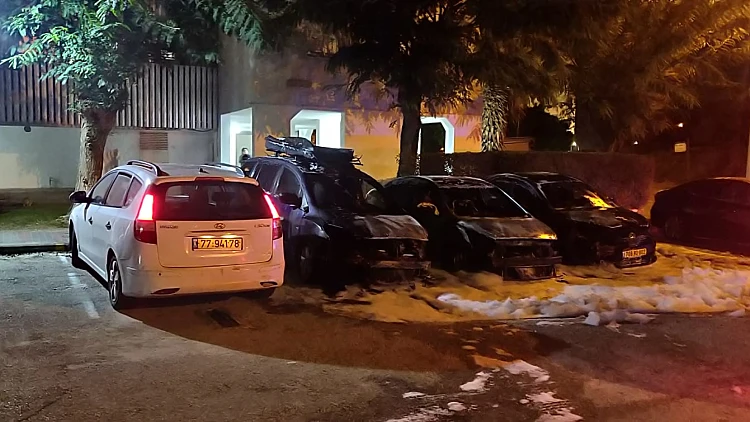 חשד להצתה: רכב פרטי עלה בלהבות ברמלה