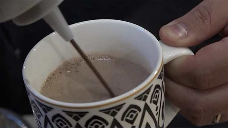 משקה מושחת: מסחלב בייגלה דרך שוקו עתיר קלוריות וקוקטייל אלכוהולי חם