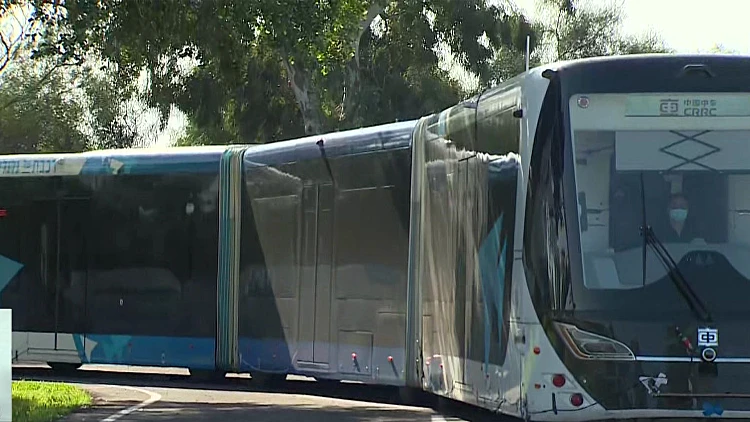 הפתרון לפקקים? הצצה לרכבת החשמלית על גלגלים שיצאה לנסיעת מבחן