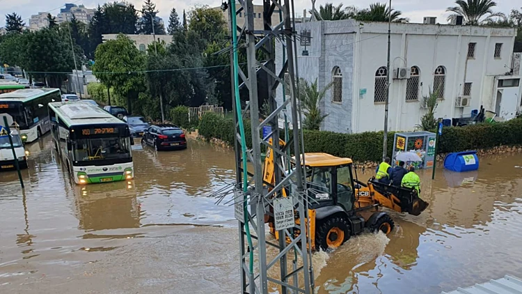 מזג האוויר החורפי: רחובות בערי המרכז הוצפו, נחלים עלו על גדותיהם