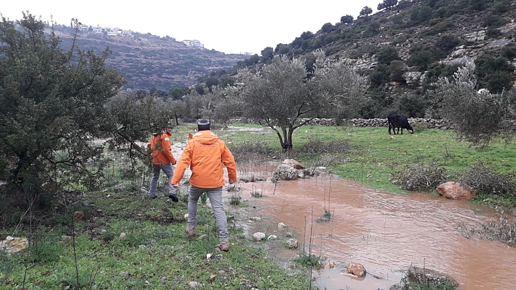 מזג האוויר הסוער: חולצו הצעירים שנסחפו עם רכבם בשומרון, הצפות ענק ברחובות • תיעוד