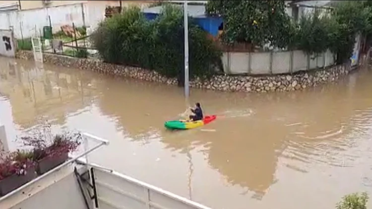 השכונה בפ"ת שהוצפה לגמרי בעקבות הגשמים העזים - והשכן עם הקיאק