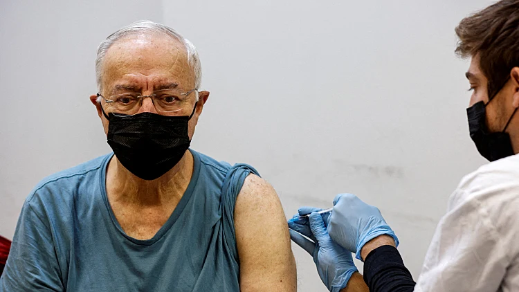 הקורונה עדיין כאן: החיסון החמישי בדרך - לבני 60 ומעלה