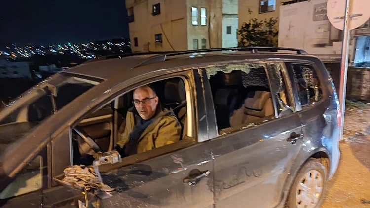 אלימות המתנחלים: עשרות רעולי פנים ניפצו שמשות ויידו בכפר פלסטיני