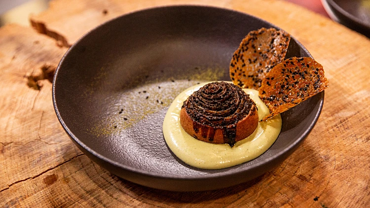 רגע לפני מבחן הלייב: שחר ואורן חושפים את הסודות מאחורי הסינבון השחור