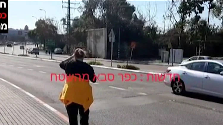 סבתא שעומדת בצומת, קבצנים ונוסעי אוטובוס: כך פועלים הסמויים של משטרת התנועה