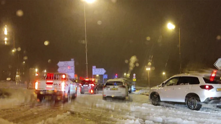 חתונה לבנה: הכבישים נחסמו והאורחים שהגיעו לחתונה נאלצו לישון באולם