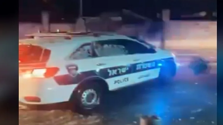 "אינתיפאדת השלג": צעירים פלסיטנים זרקו אבנים מצופות בקרח על המשטרה