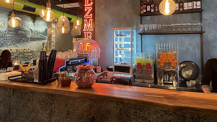 אווירה חלומית, תפריט עשיר וקוקטיילים טעימים: מסעדה חדשה בבאקה אל-גרביה | רשת 13