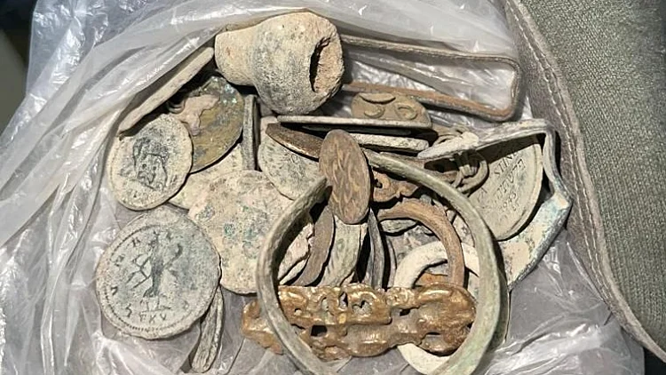 "מטבעות עתיקים וממצאים נדירים במאות אלפי שקלים": נעצר חשוד בסחר בעתיקות