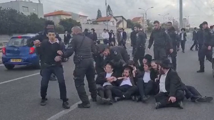 כביש 4 נחסם סמוך למחלף גהה עקב מחאת חרדים נגד חוק הגיוס • תיעוד