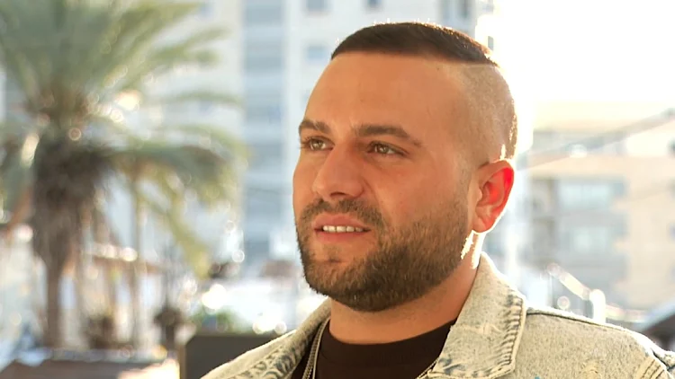 מהילדות הקשה באור יהודה - להצלחה בעולם הערבי: החיים החדשים של זוכה "דה וויס"