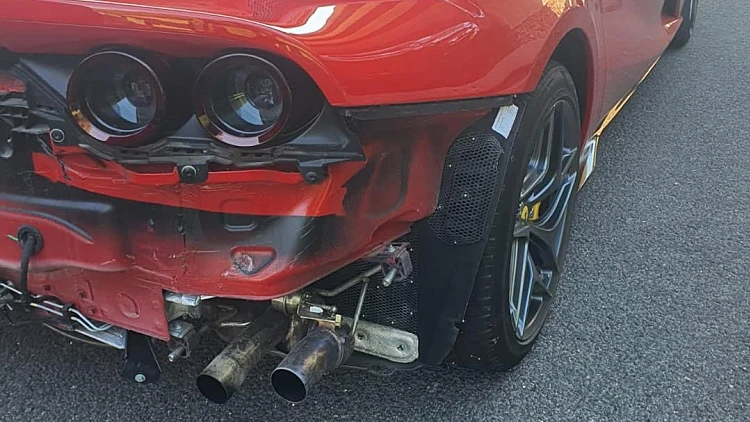 באמצע כביש 6: התנגשות בין פרארי לרכב אחר - הנהג נטש את הזירה