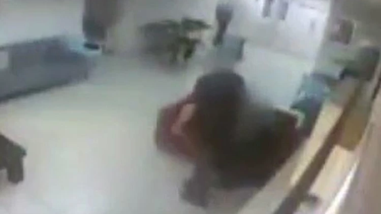 מדליק אש בפנים, מכה ומטיל מימיו על מיטה: תיעוד חדש מההתעללות במעון החוסים