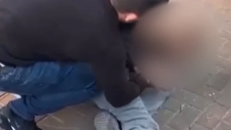 שוטר חנק וקילל חשוד שהתנגד בזמן מעצר בפתח תקווה: "אזיין אותך, יא שרמוטה"