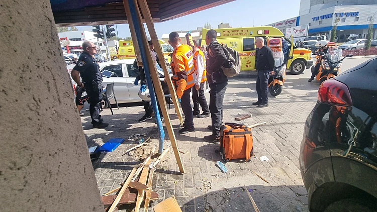 תיעוד: נהגת בת 70 סטתה מהנתיב ופגעה בשני אנשים במסעדה בנתניה