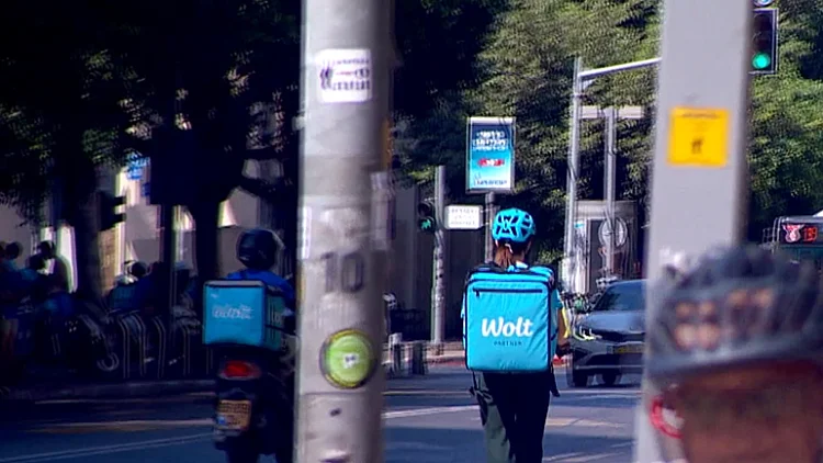 שליחים שמזייפים מיקום, אוכל קר ותלונות שמצטברות: מה קרה ל"וולט"?