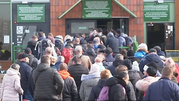 "אין דרך אחרת": מאות אלפי פליטים עזבו את אוקראינה - ולא יודעים מה יקרה מחר