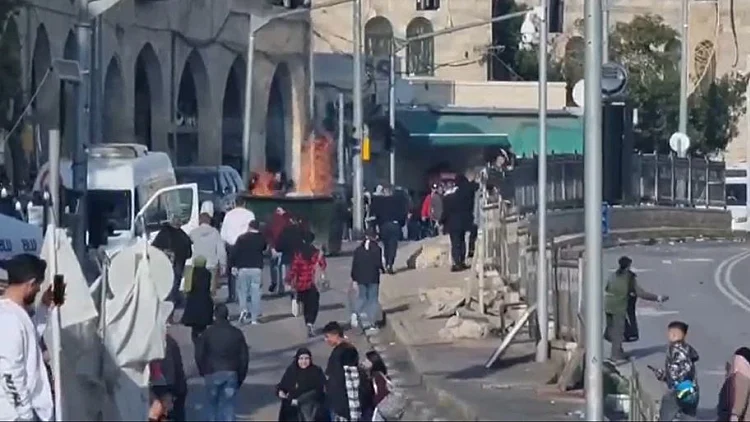 מהומות בשער שכם: 20 חשודים נעצרו - ארבעה שוטרים נפגעו
