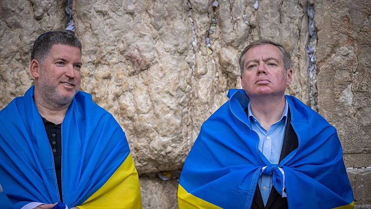 יוזם הפעילות ארי שוורץ ושגריר אוקראינה בישראל איבגן קורניצ'וק