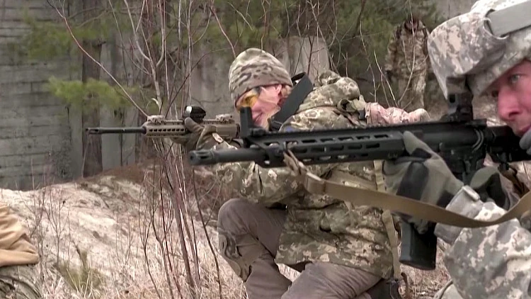 מצטרפים ללחימה: מי הוא איש העסקים שמממן את קבוצות הלוחמים החשאיות לאוקראינה?