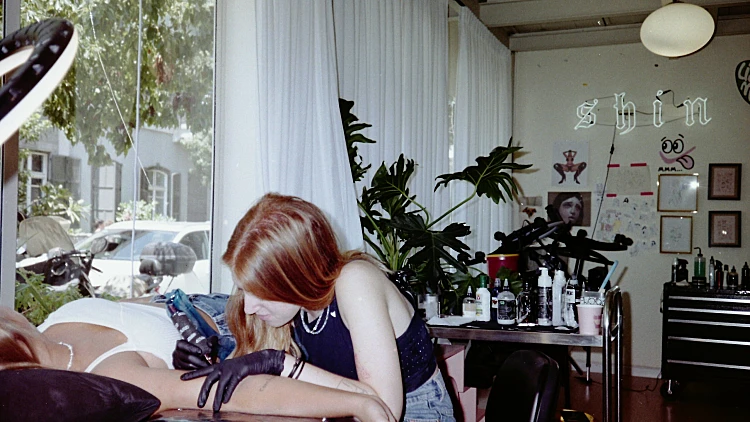 הכירו את פז גולד: השם הבא בתחום הקעקועים ומומחית לסגנון הפיין ליין הפופולארי | רשת 13