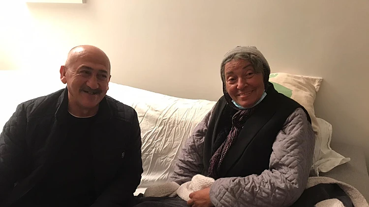 לאחר 3 שנים: בני המשפחה התאחדו עם האמא בפריז