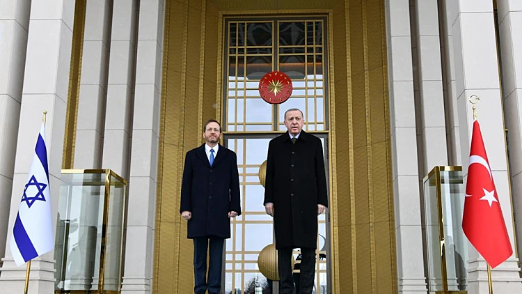 הרצוג נחת בטורקיה והתקבל בטקס מיוחד: "ננסה לאתחל את היחסים"