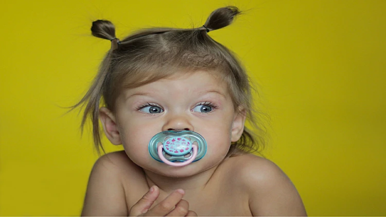 ילדה עם מוצץ