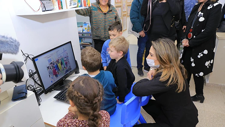 השרה שאשא-ביטון בחלוקת המחשבים בעיר עפולה