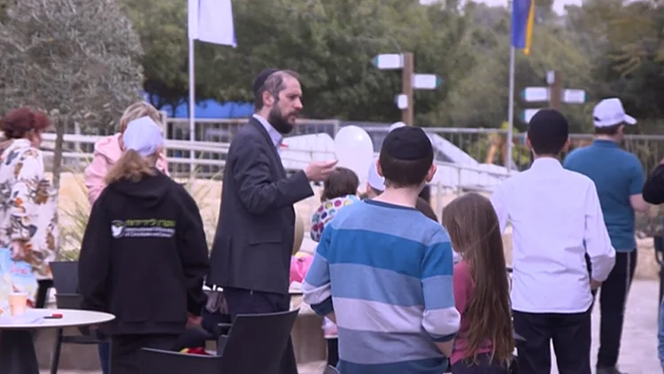 לא רק ארוחות חג בחו"ל והנחת תפילין: פעילות שליחי חב"ד במלחמה באוקראינה