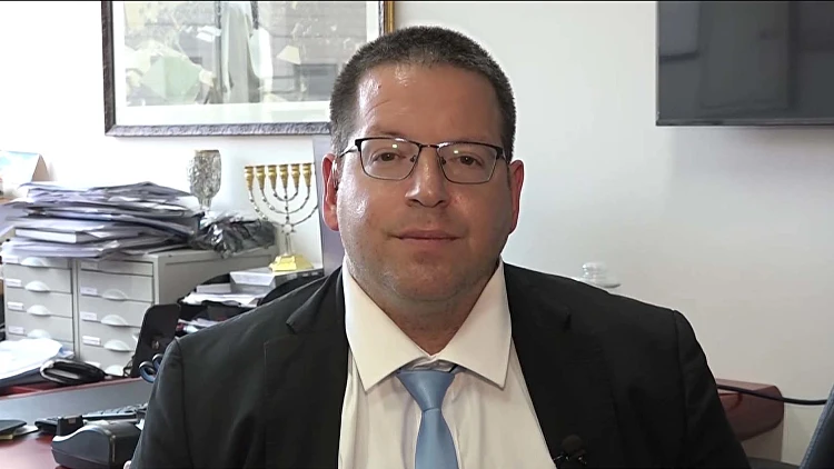 אחרי הביקורת: עוה"ד של משפחת הנרצח בחולון מחזיר כסף לאלמנה