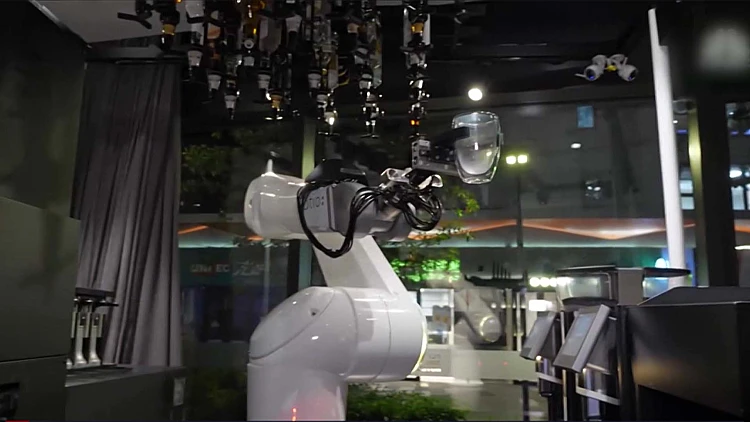 ליווי עד החדר, ניקיון ושירות חדרים: המלון שמאוייש ע"י רובוטים