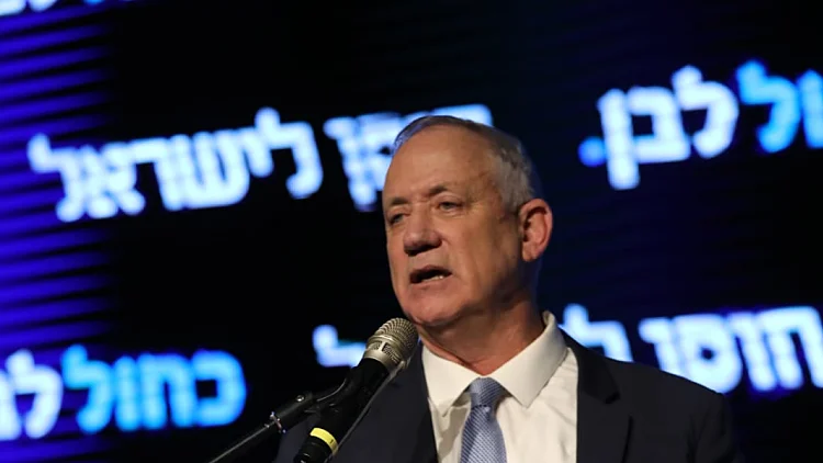 גנץ עוקץ את לפיד: "כשהמדינה בצרה - אני מתגייס"