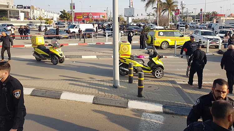 "הסתכל עליי והמשיך לדקור את הבחורה": עדויות מזירת הפיגוע בב"ש