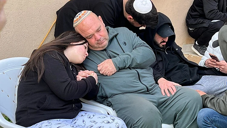 בעל אחת הנרצחות בפיגוע בב"ש: "גידלנו ילדים על שלום - ודווקא לה זה קרה"