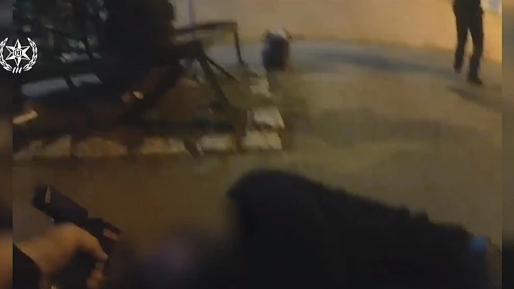 "ח'ורי זהירות, המחבל חוסל": התיעוד הדרמטי ממצלמות הגוף של השוטר