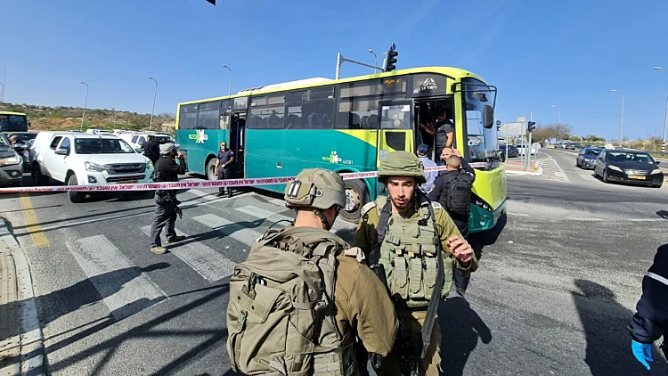 פיגוע בגוש עציון: אזרח נפצע בינוני לאחר שנדקר באוטובוס