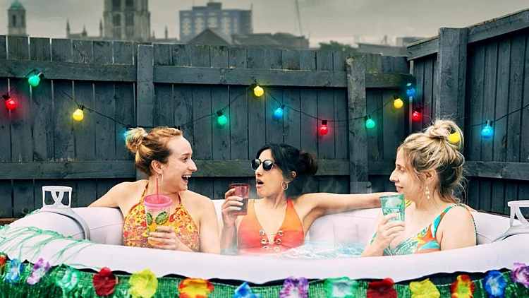 איך אומרים "חברות" באנגלית? הגרסה הבריטית לסיטקום המצליח תעלה לאוויר בעוד 10 ימים