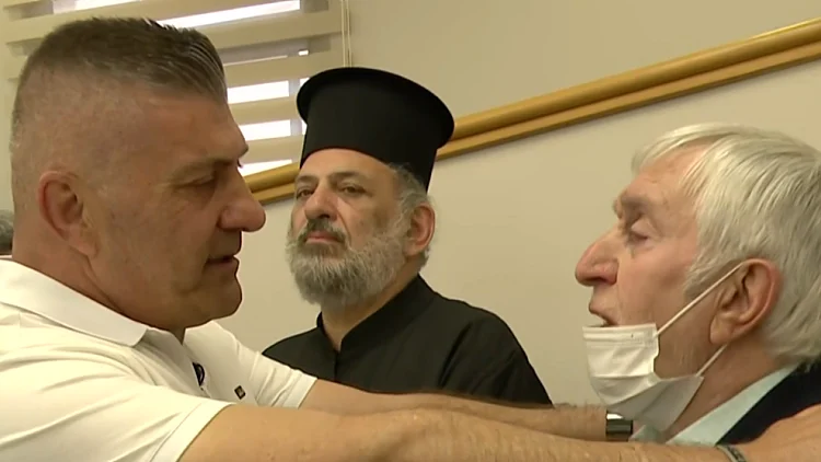 אב שאיבד את בנו השוטר בפיגוע ביקר את אביו של ח'ורי: "בכיתי כאילו זה קורה לי"