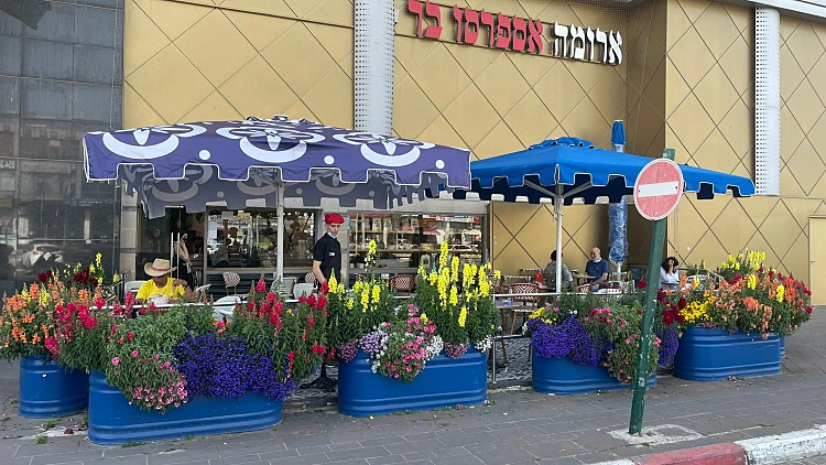 בן 50 מורדם ומונשם לאחר ששתה מסיר שומנים בסניף ארומה במרכז