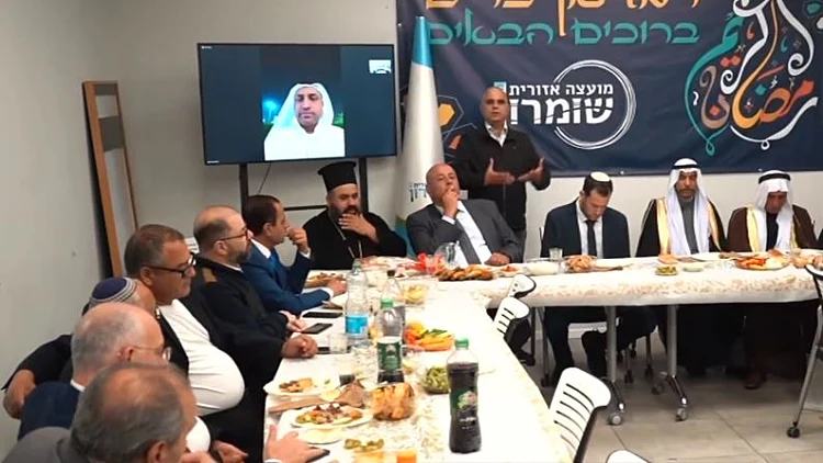 ארוחה של דו קיום: מתנחלים ופלסטינים יושבים סביב שולחן אחד