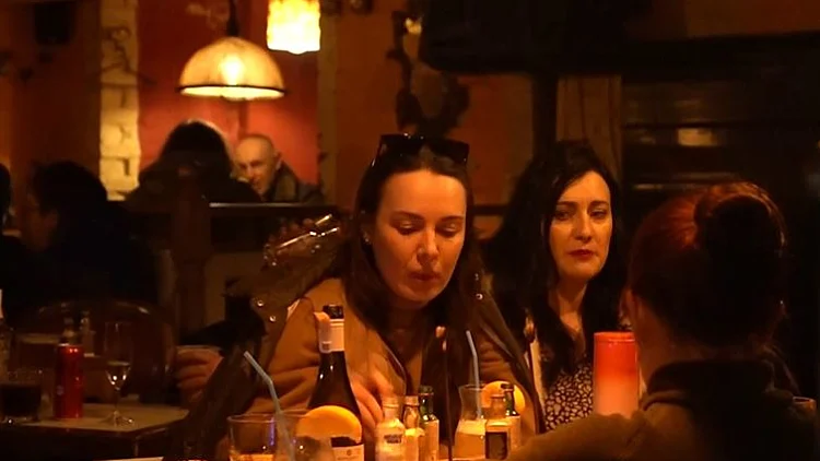 קייב שבה לחיים: במרכזי הבילוי של בירת אוקראינה מנסים לחזור לשגרה