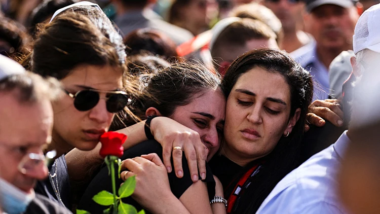 מאות בהלוויית תומר ואיתם שנרצחו בפיגוע: "הרוע והשנאה רק יגרמו למוות מיותר"