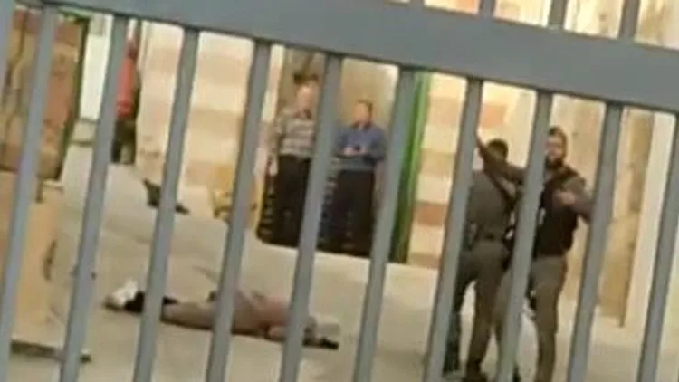 פיגוע דקירה במערת המכפלה: לוחם מג"ב נפצע קל, המחבלת חוסלה