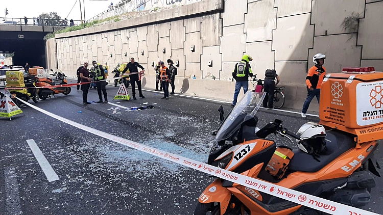 במהלך עבודתו בגשר עזריאלי: פועל כבן 40 נפל על הכביש בנתיבי איילון ונהרג