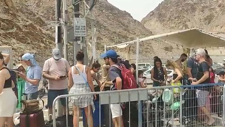 הנהירה לסיני: תורים לאורך קילומטרים במעבר הגבול בטאבה